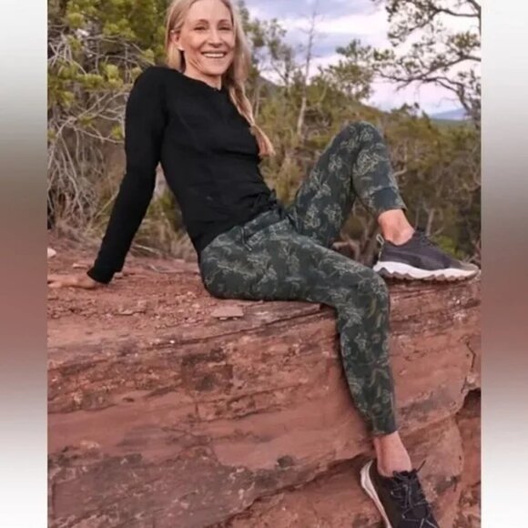 Athleta Trekkie North Printed Jogger in Terra Firma Olive Athleisure Size 2 - Picture 1 of 10